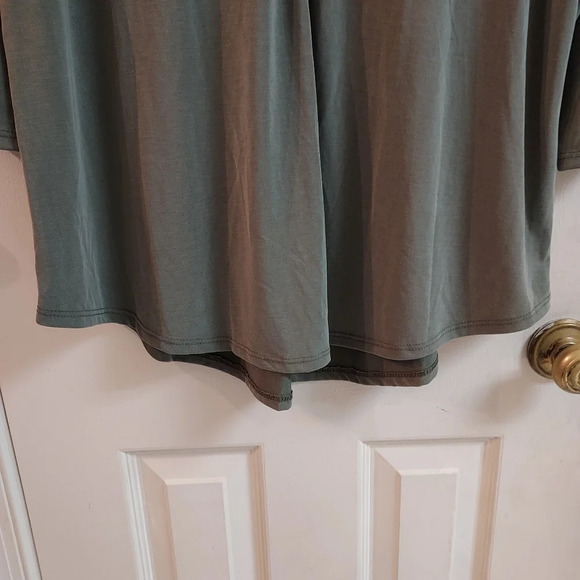 Green Envelope Light Olive Green V-Neck 3/4 Sleeves Shirt in Size 1X - Picture 7 of 9